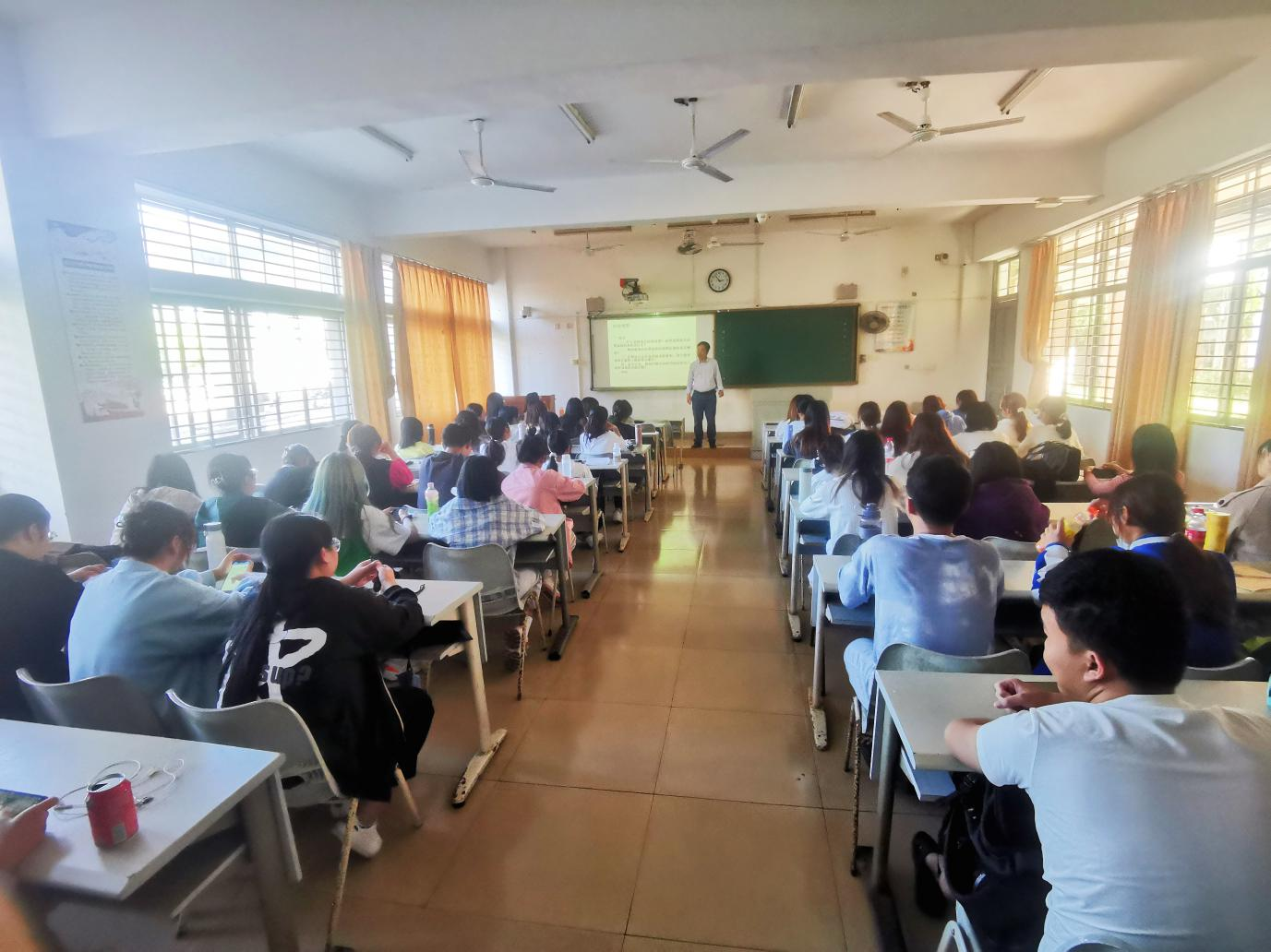 青年之声教育学院创新创业周-海南自由贸易港建设与教育
