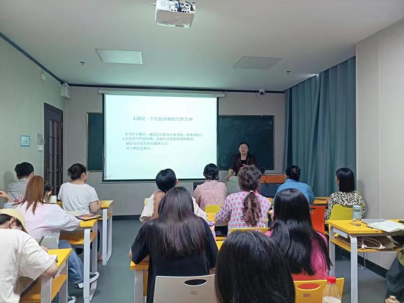 西南大学李姗泽教授来我院为学前教育专业研究生做专题讲座