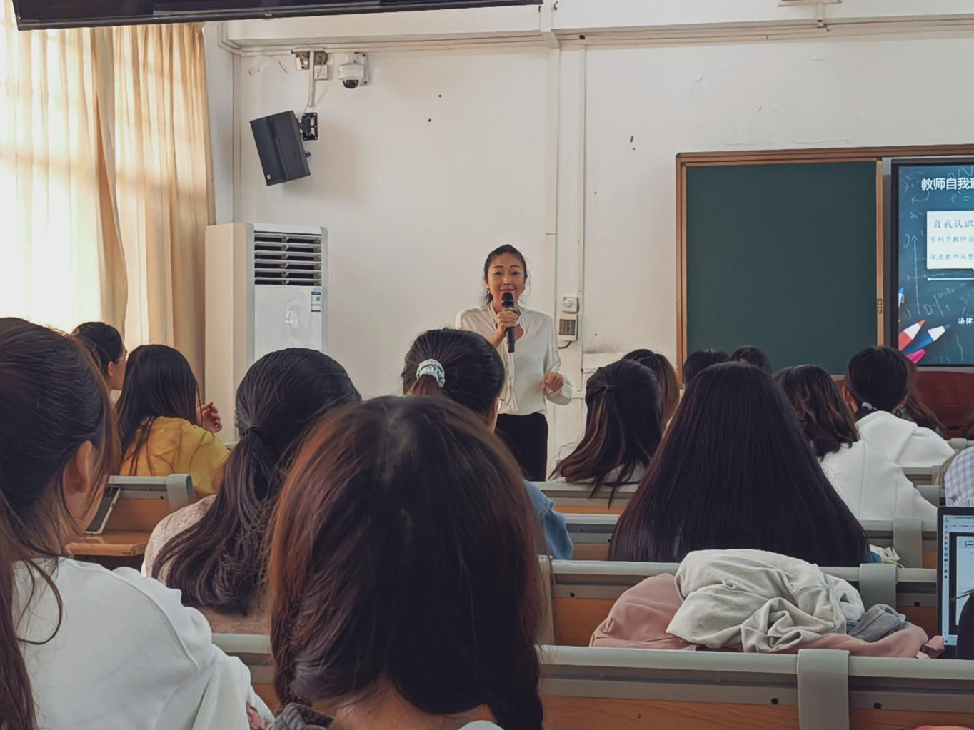 青年之声教育学院创新创业周-教师的职业素养